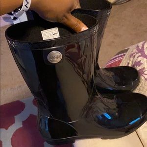 UGG mid calf rain boots (MAKE OFFERS)